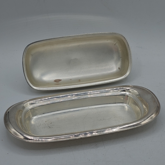 987 silverplated butter dish Approximately 4.25"Wide by 2.5"High by 8.25"long - Picture 6 of 12